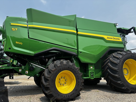 New In-Stock 2026 John Deere S7 800 Combines at Koenig Equipment in Anna, OH - Photo3