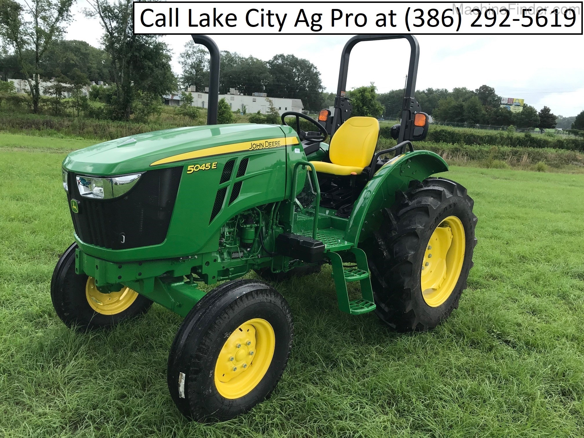2019 John Deere 5045E Image 5