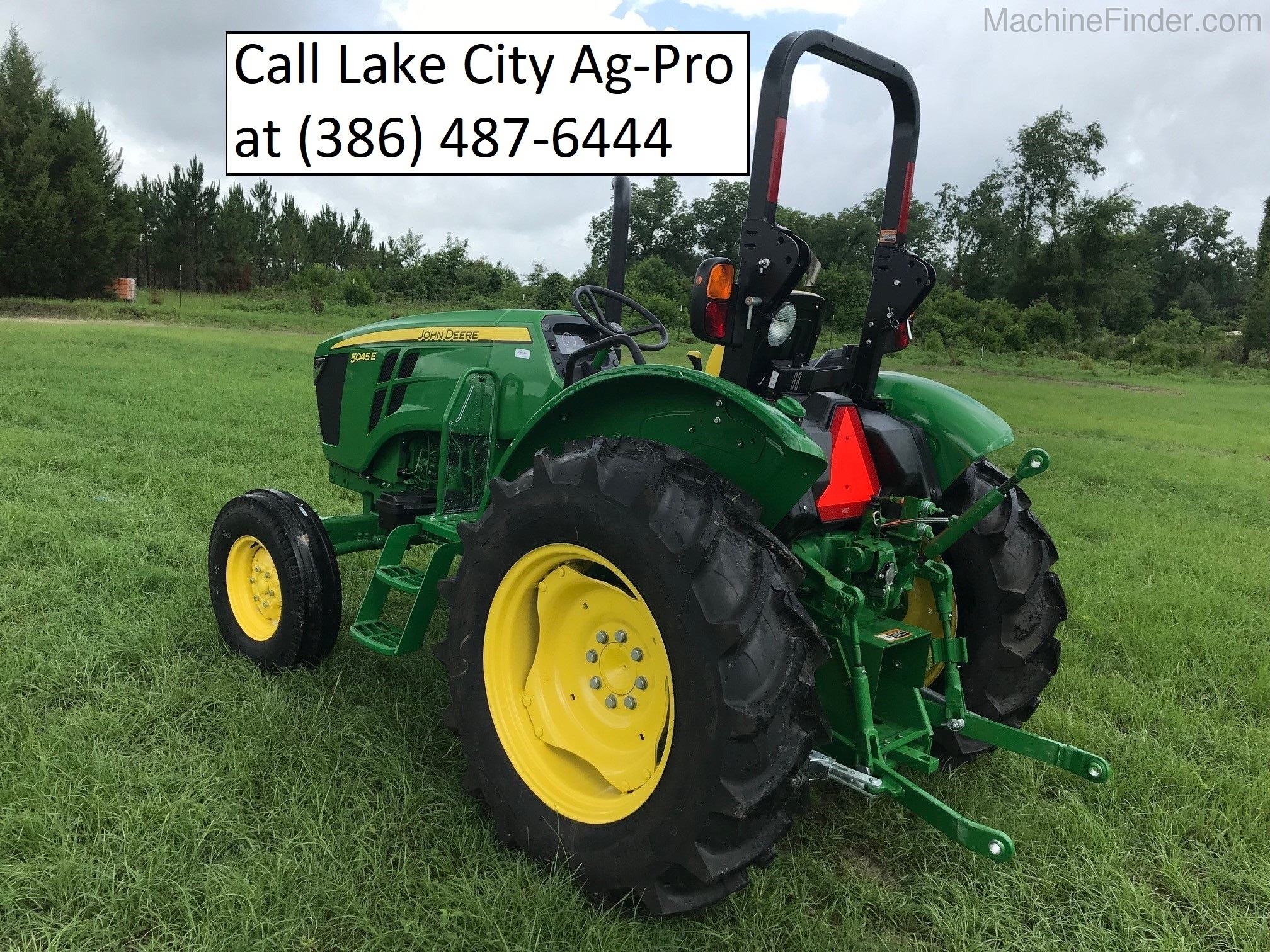 2019 John Deere 5045E Image 4