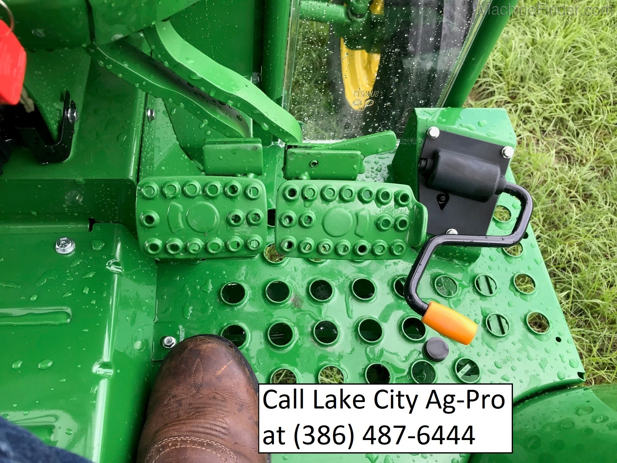 2019 John Deere 5045E Image 10