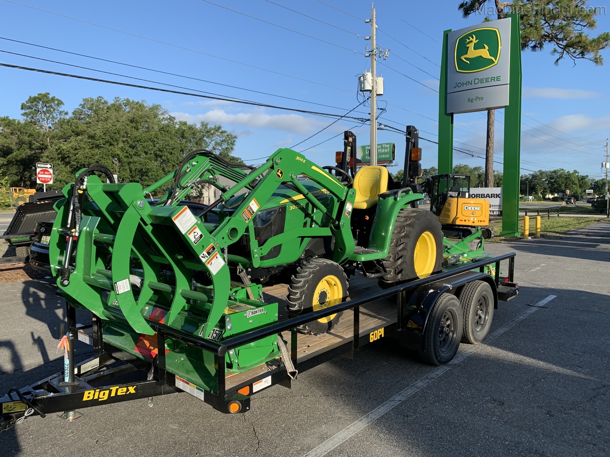 2020 John Deere 3032E Image 1