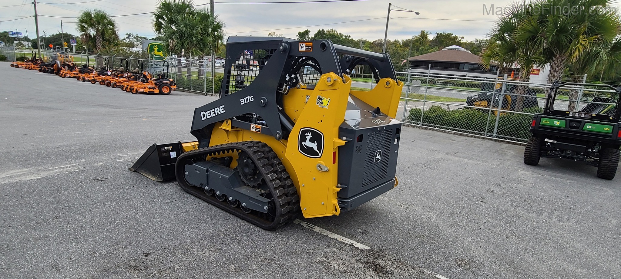 2020 John Deere 317G Image 6