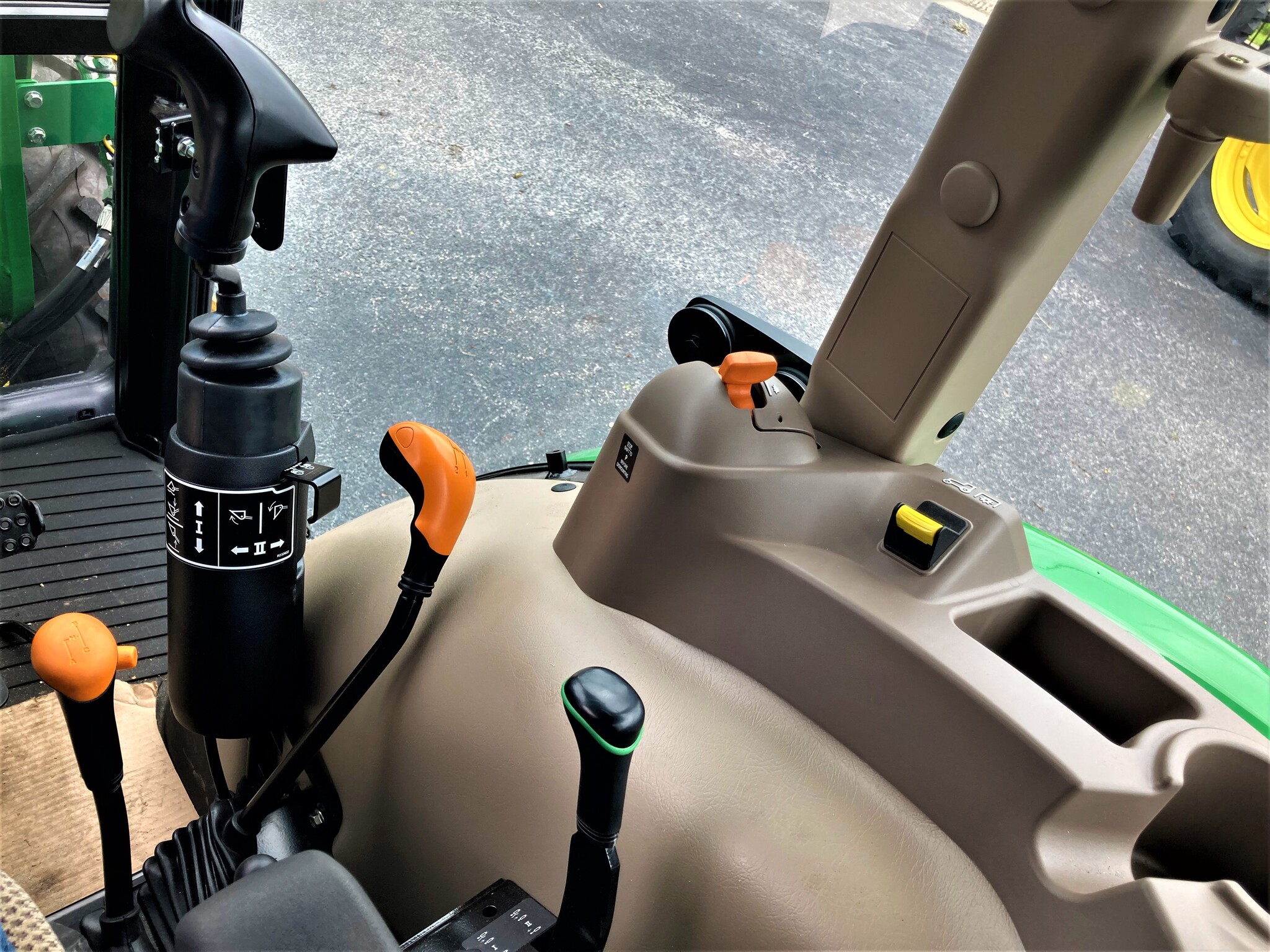 2023 John Deere 5075E Image 8