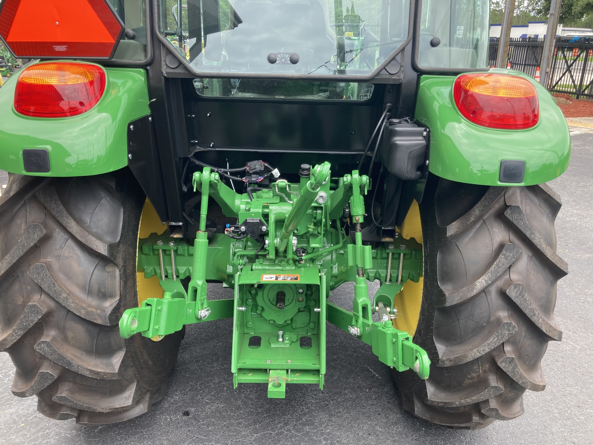 2023 John Deere 5075E Image 9