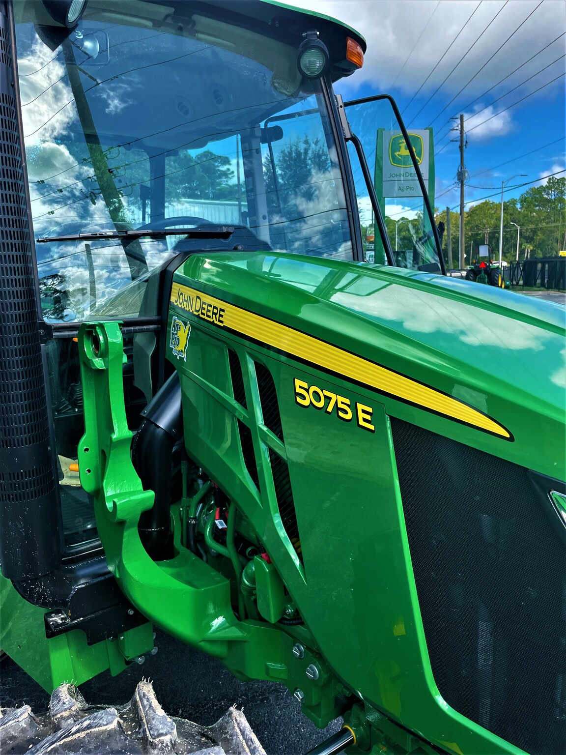 2023 John Deere 5075E Image 4