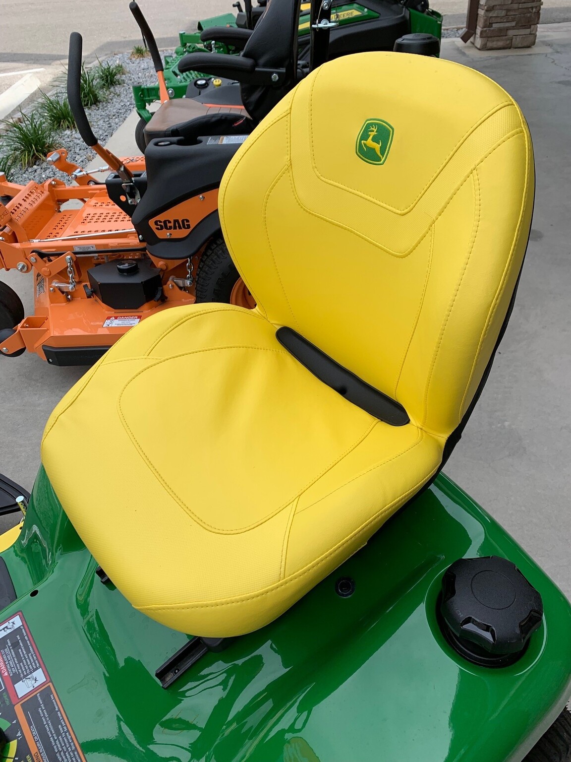 2023 John Deere X380 Image 5