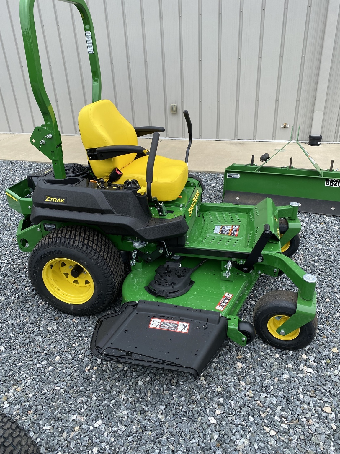 2025 John Deere Z720E Image 1