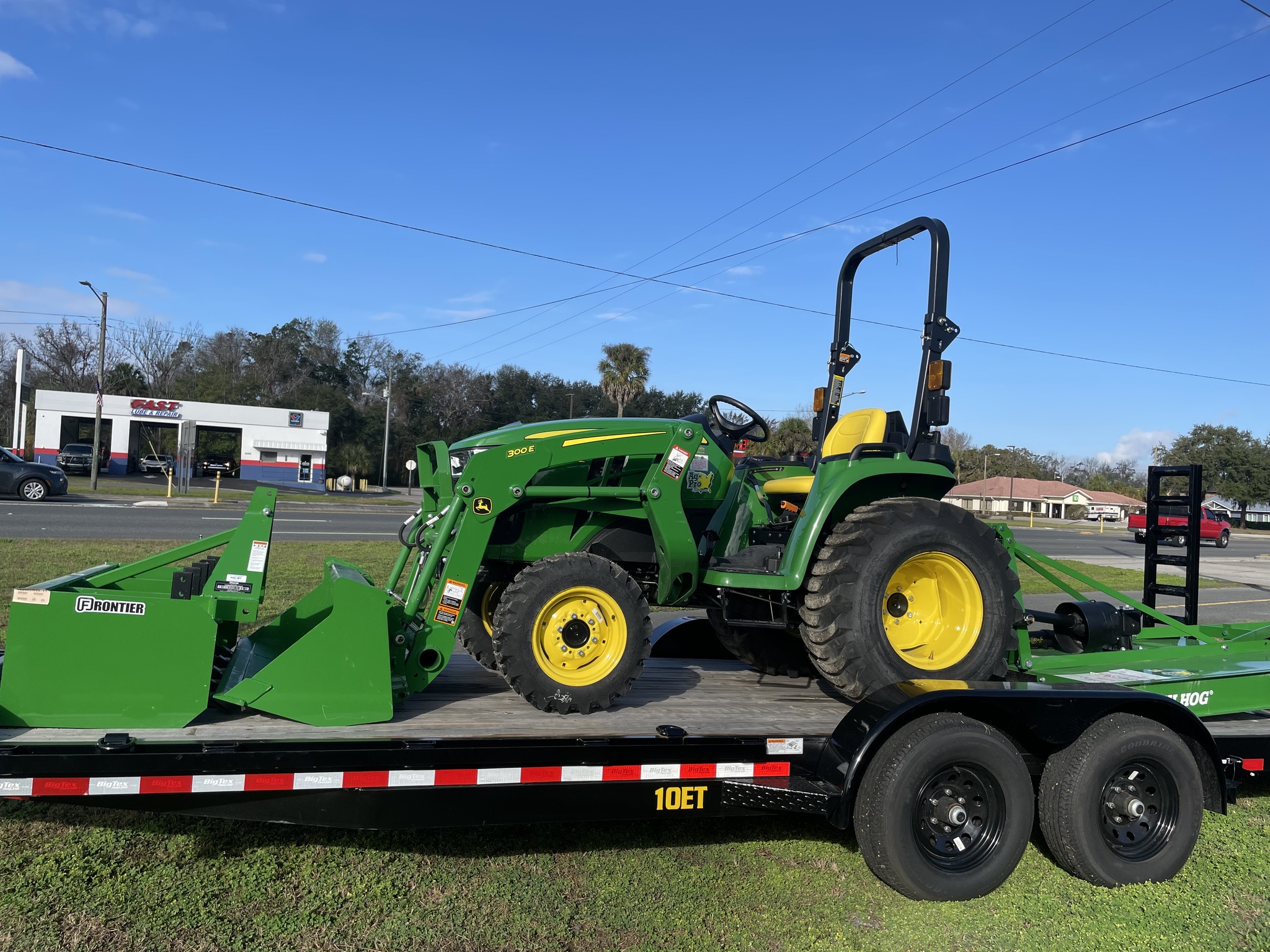 2023 John Deere 3038E Image 1