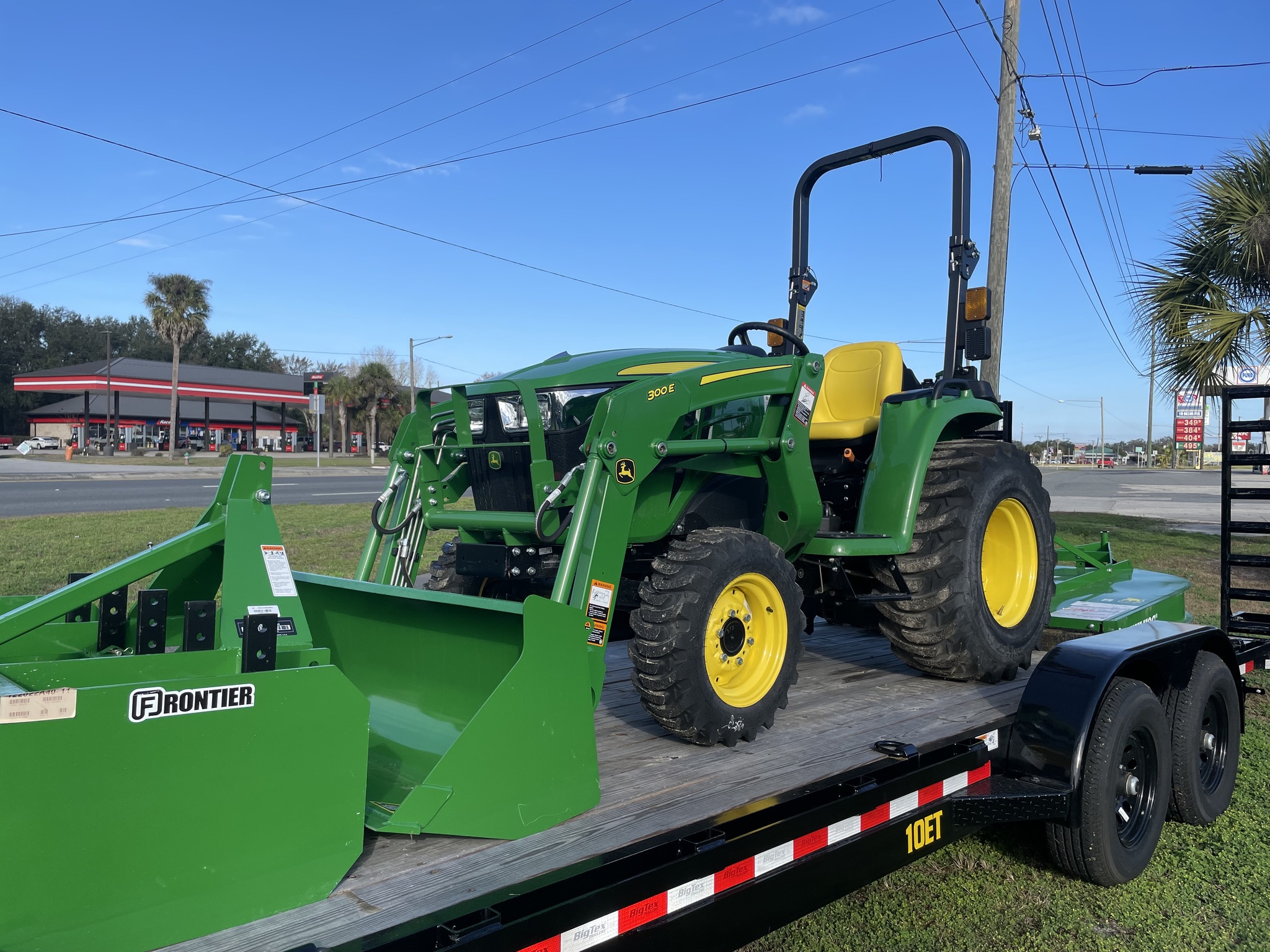 2023 John Deere 3038E Image 2