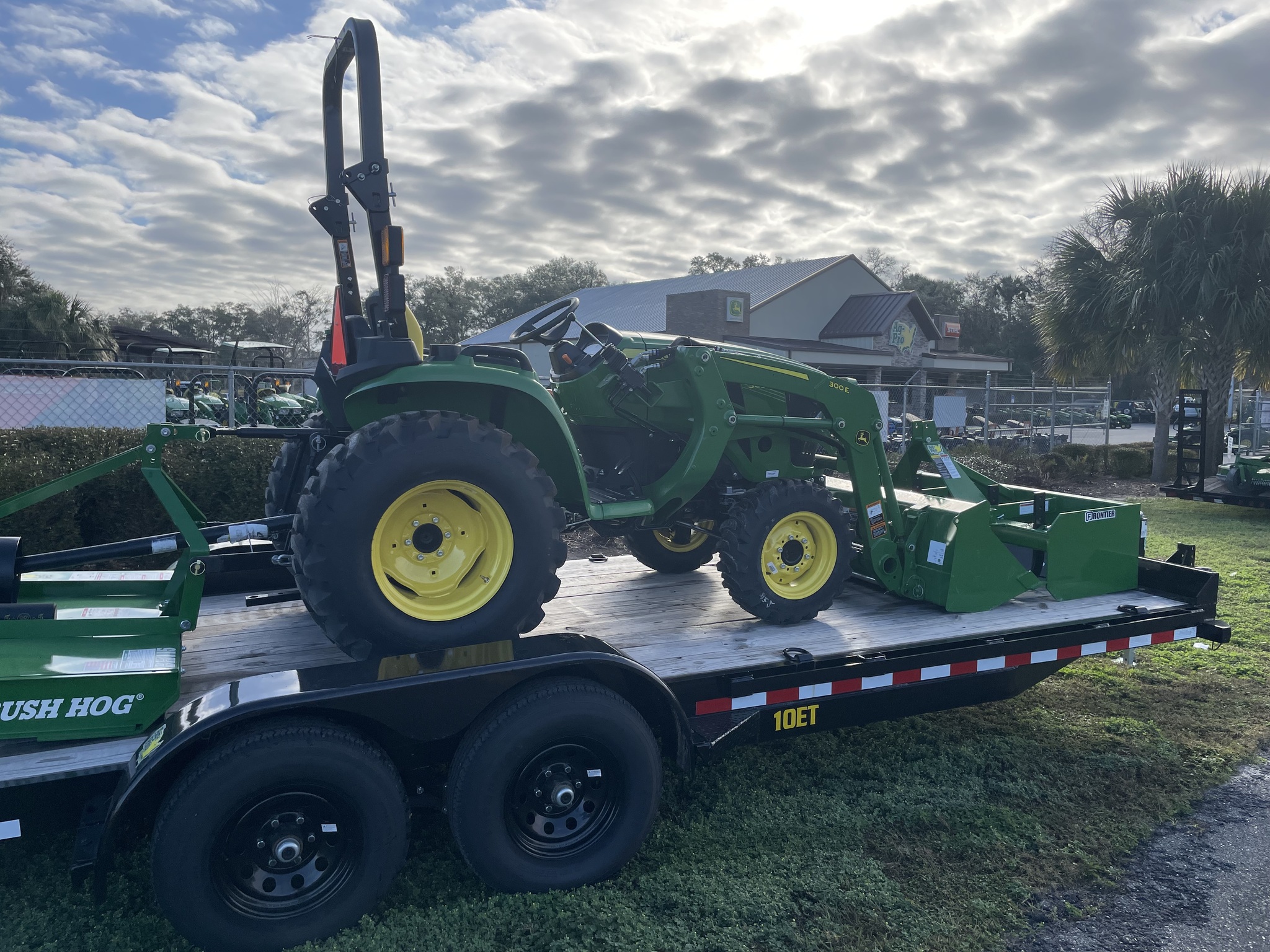 2023 John Deere 3038E Image 4
