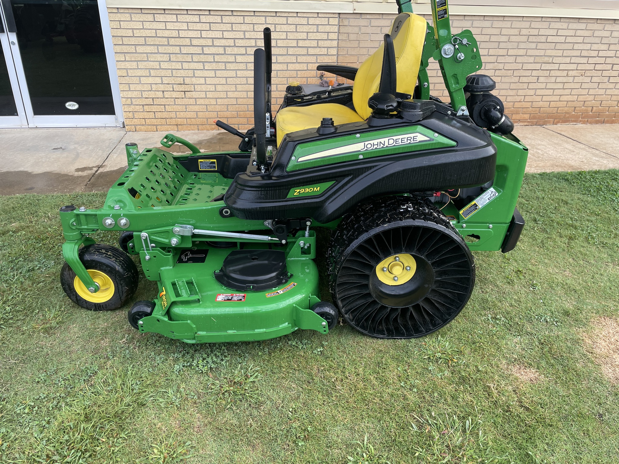 2022 John Deere Z930M Image 4