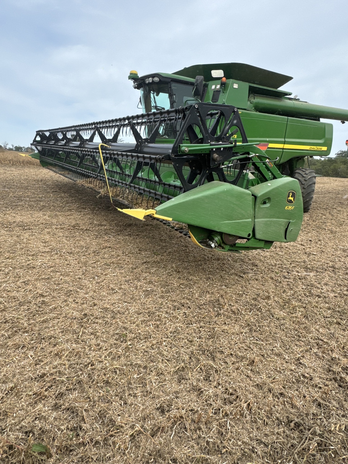 2010 John Deere 635F Image 1