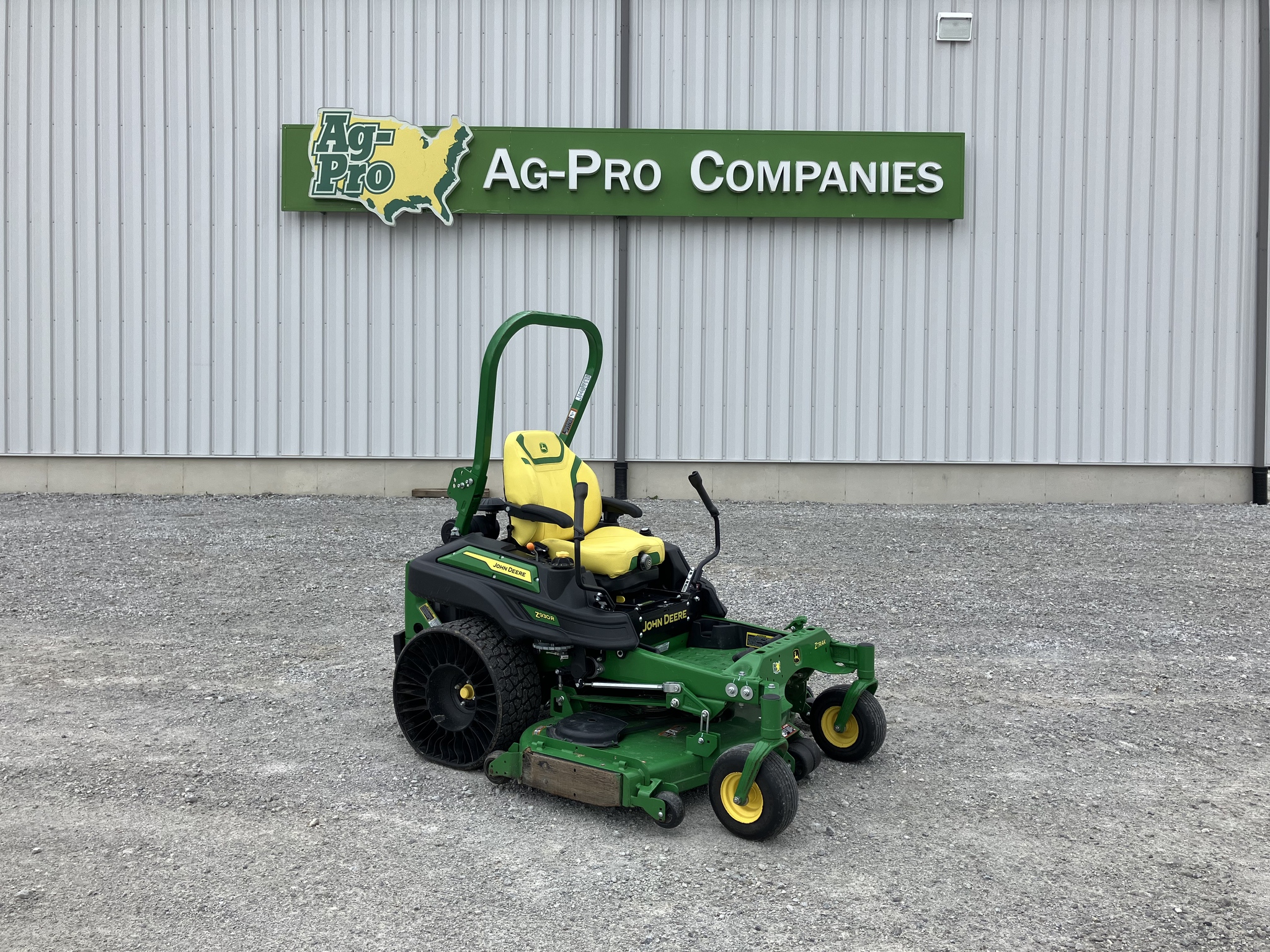 2022 John Deere Z930R Image 1