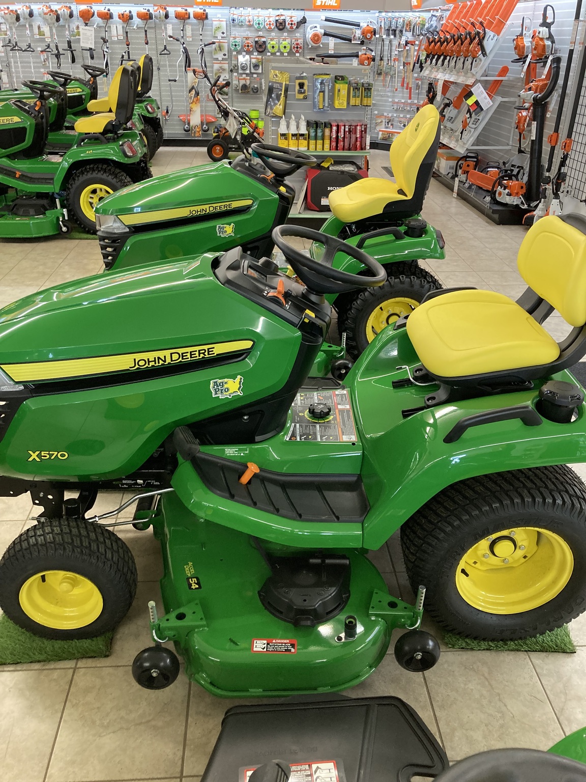 2025 John Deere x570 Image 5
