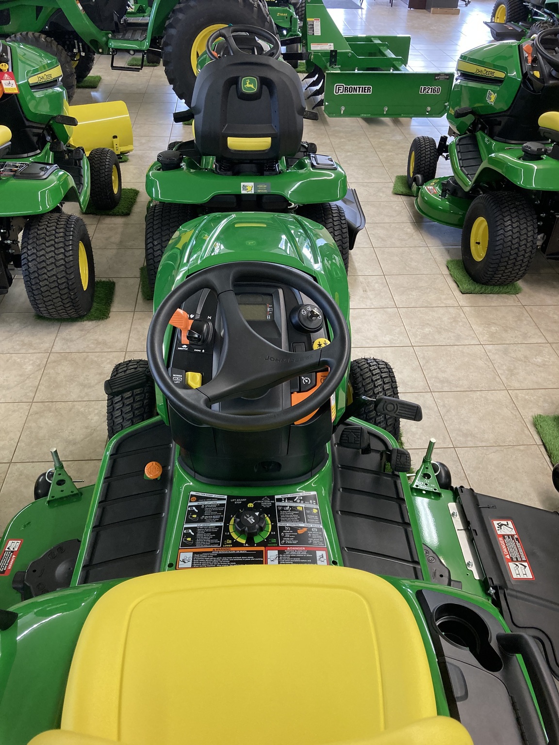 2025 John Deere x570 Image 7