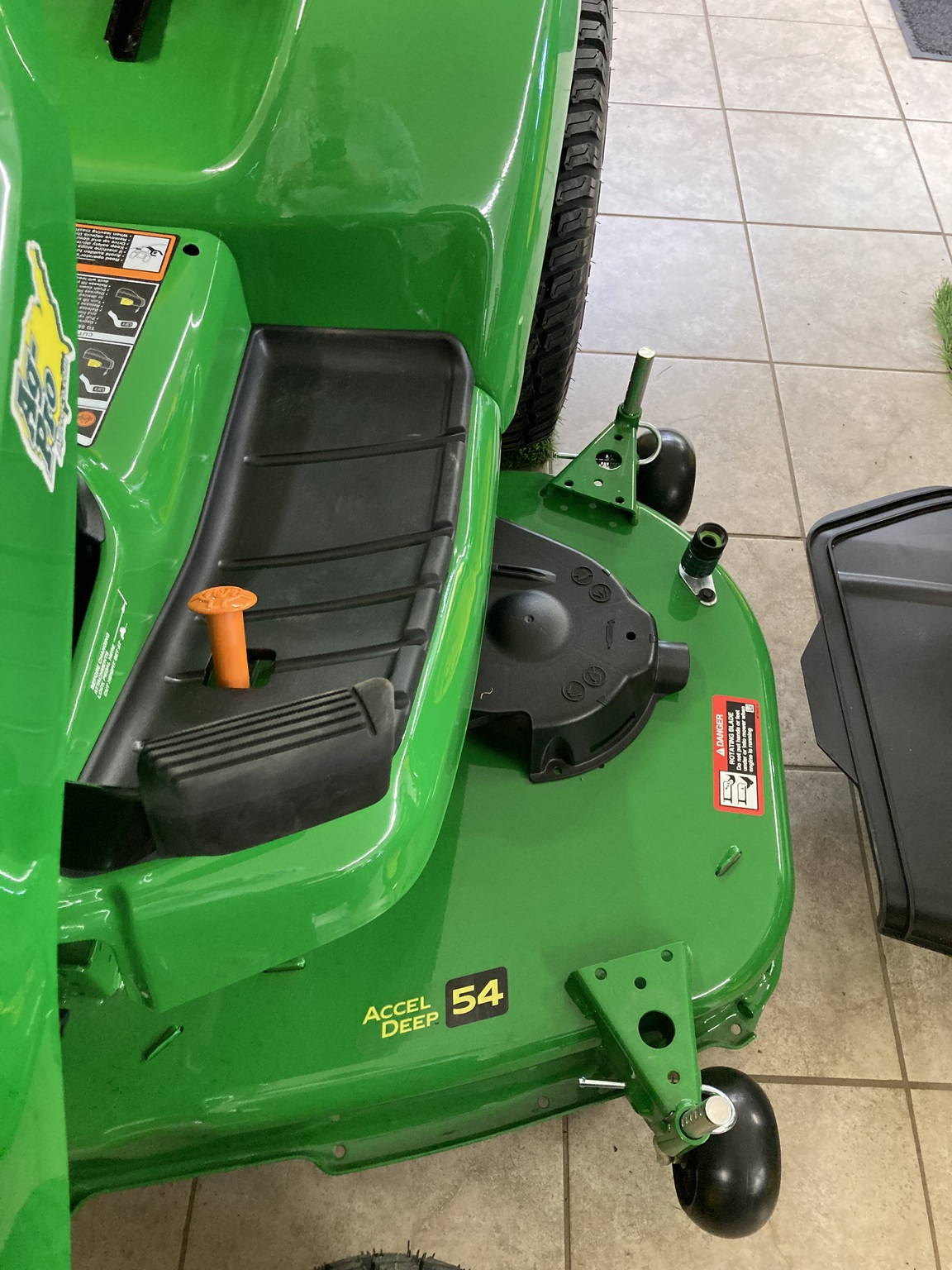 2025 John Deere x570 Image 3