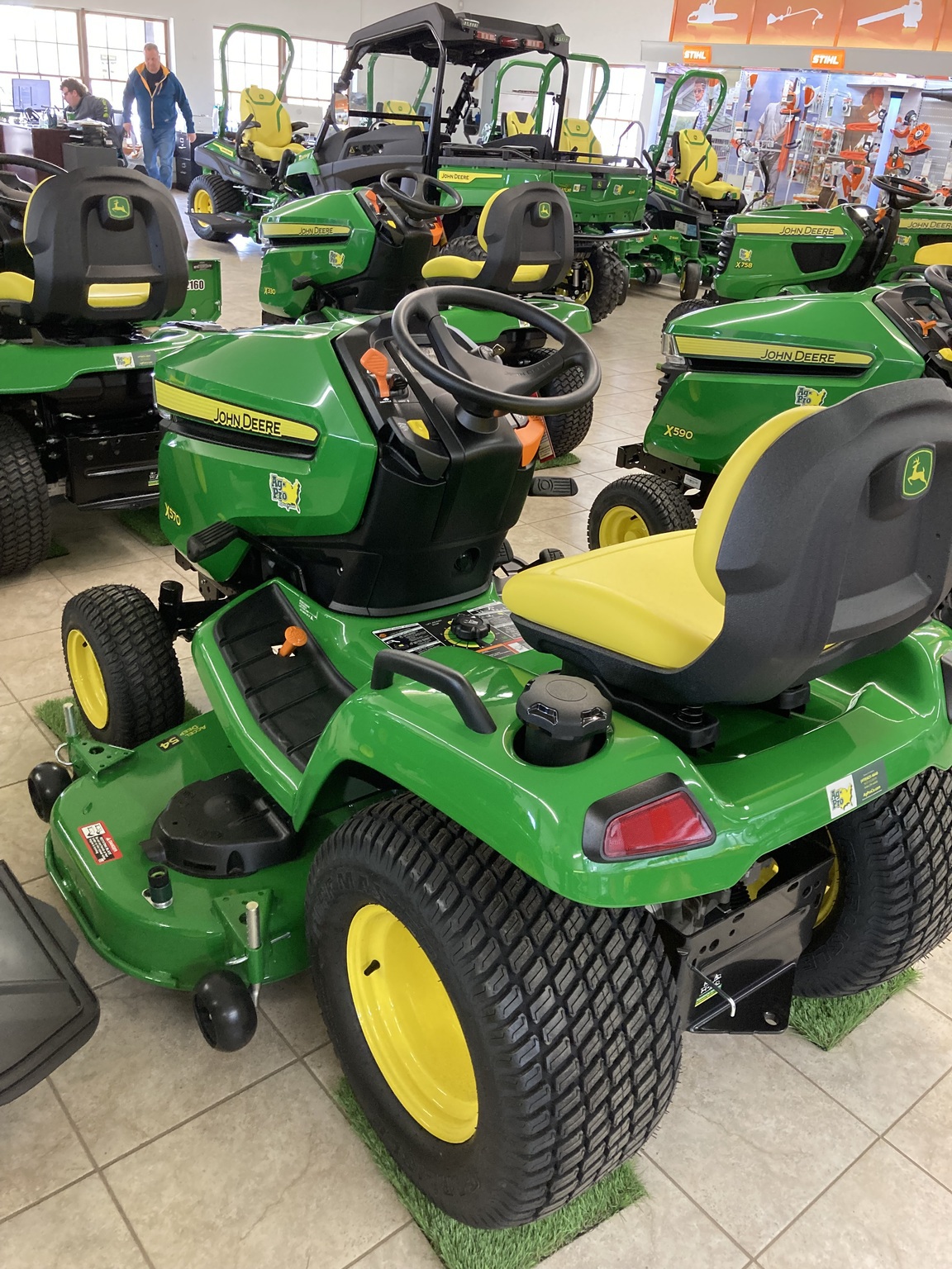 2025 John Deere x570 Image 6