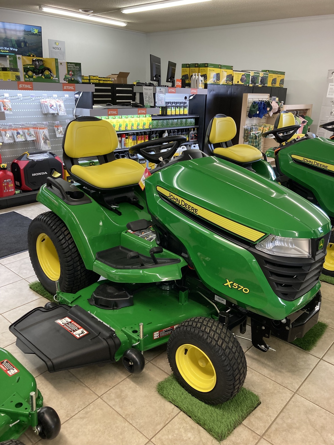 2025 John Deere x570 Image 10