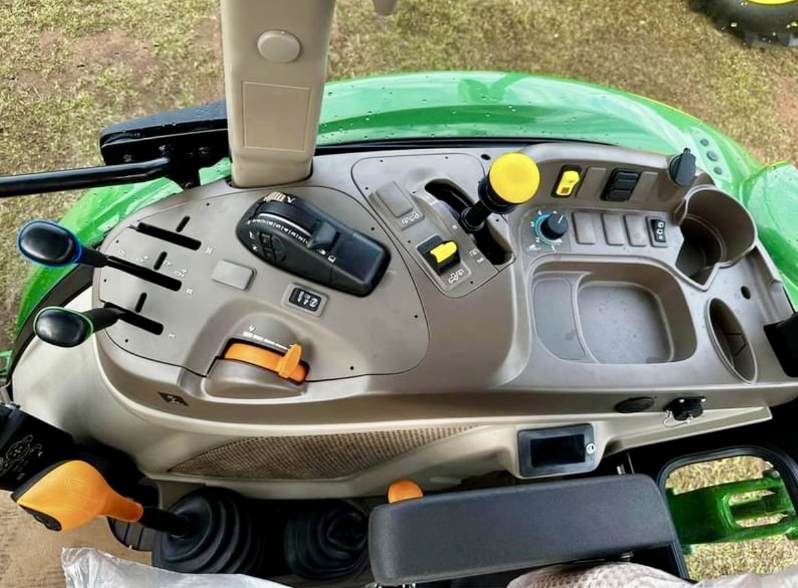 2025 John Deere 5075M Image 9