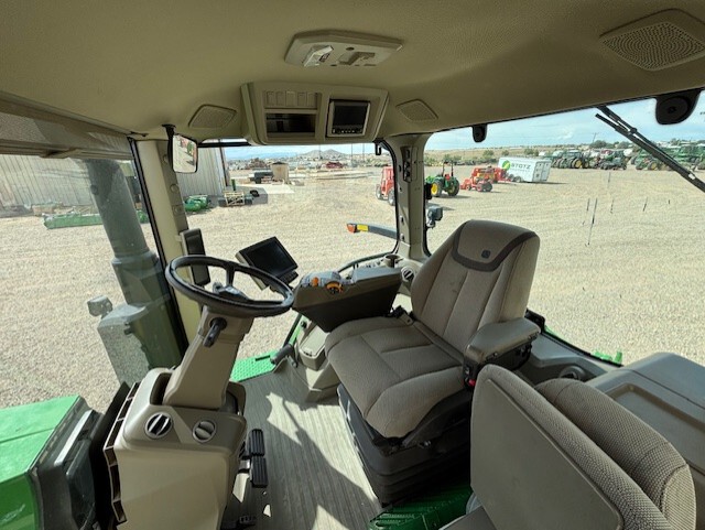 2023 John Deere 8R 250 Image 9