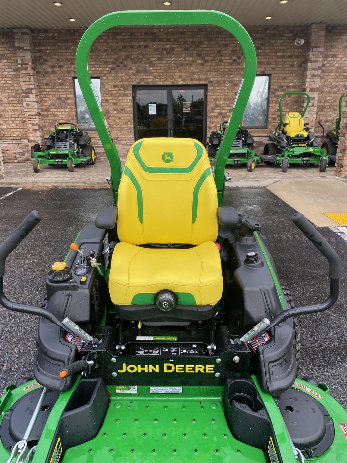2025 John Deere Z930M SALE ON THIS UNIT ONLY Image 4