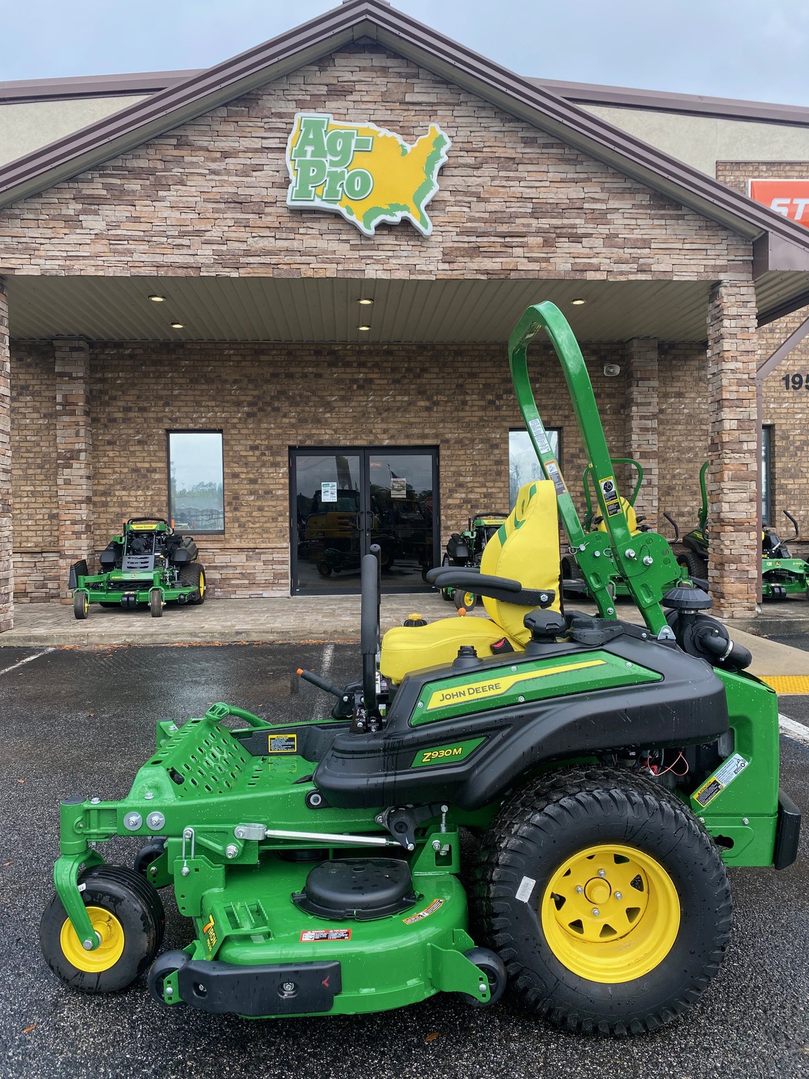 2025 John Deere Z930M SALE ON THIS UNIT ONLY Image 2