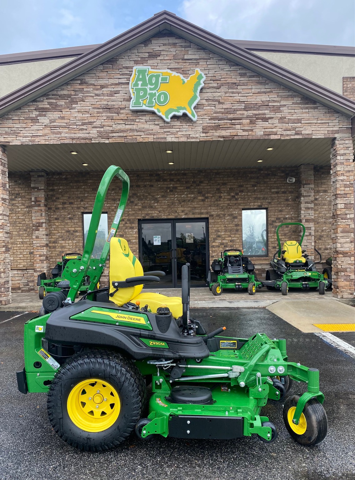 2025 John Deere Z930M SALE ON THIS UNIT ONLY Image 3
