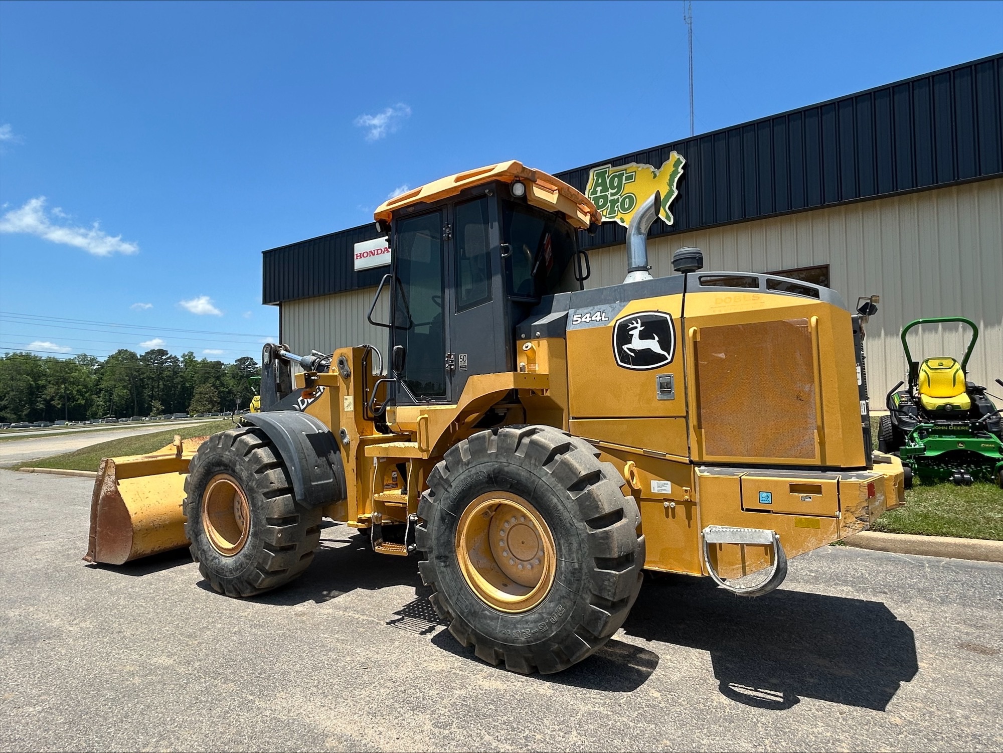 2019 John Deere 544L Image 2