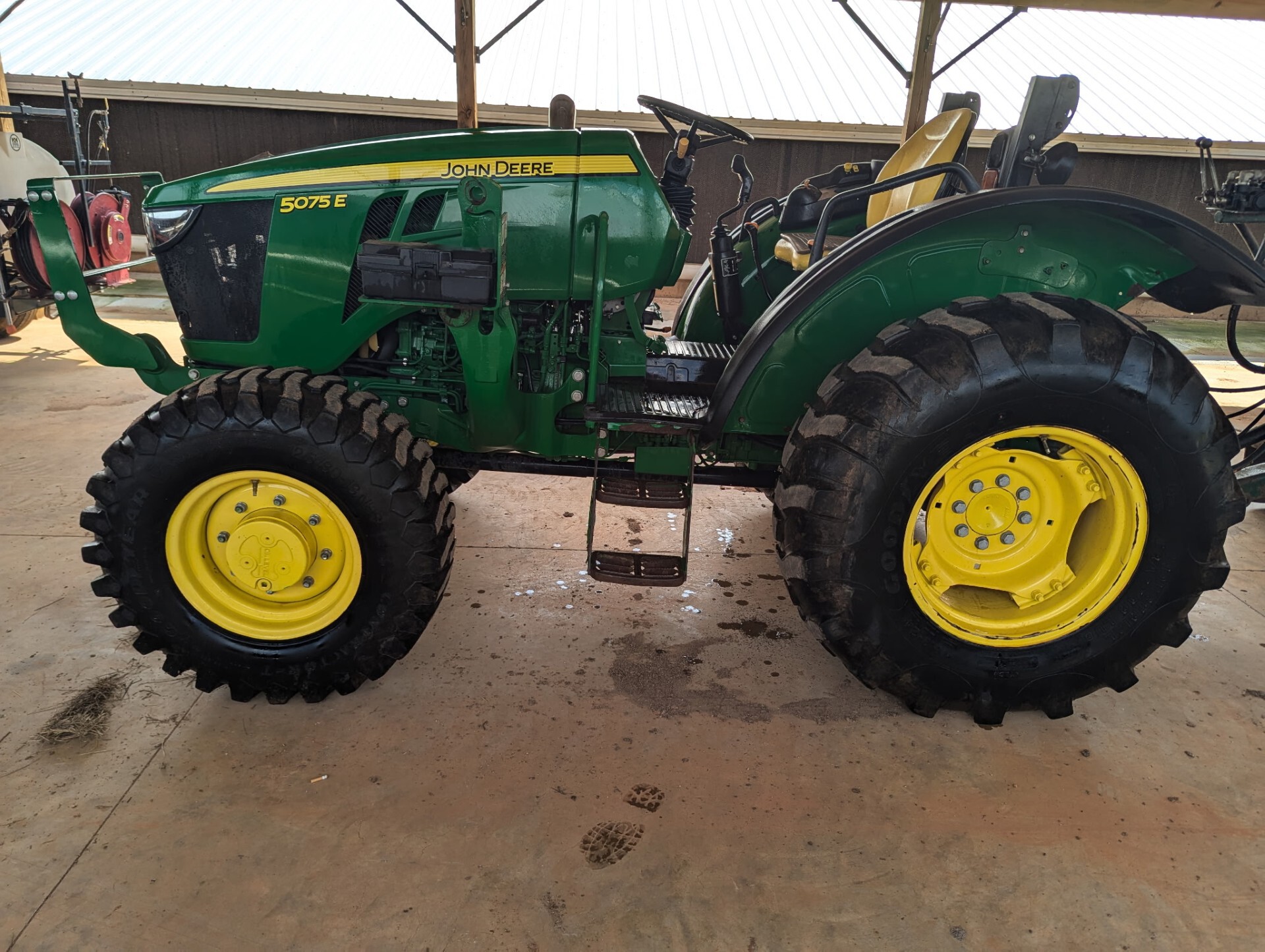 2022 John Deere 5075E Image 1