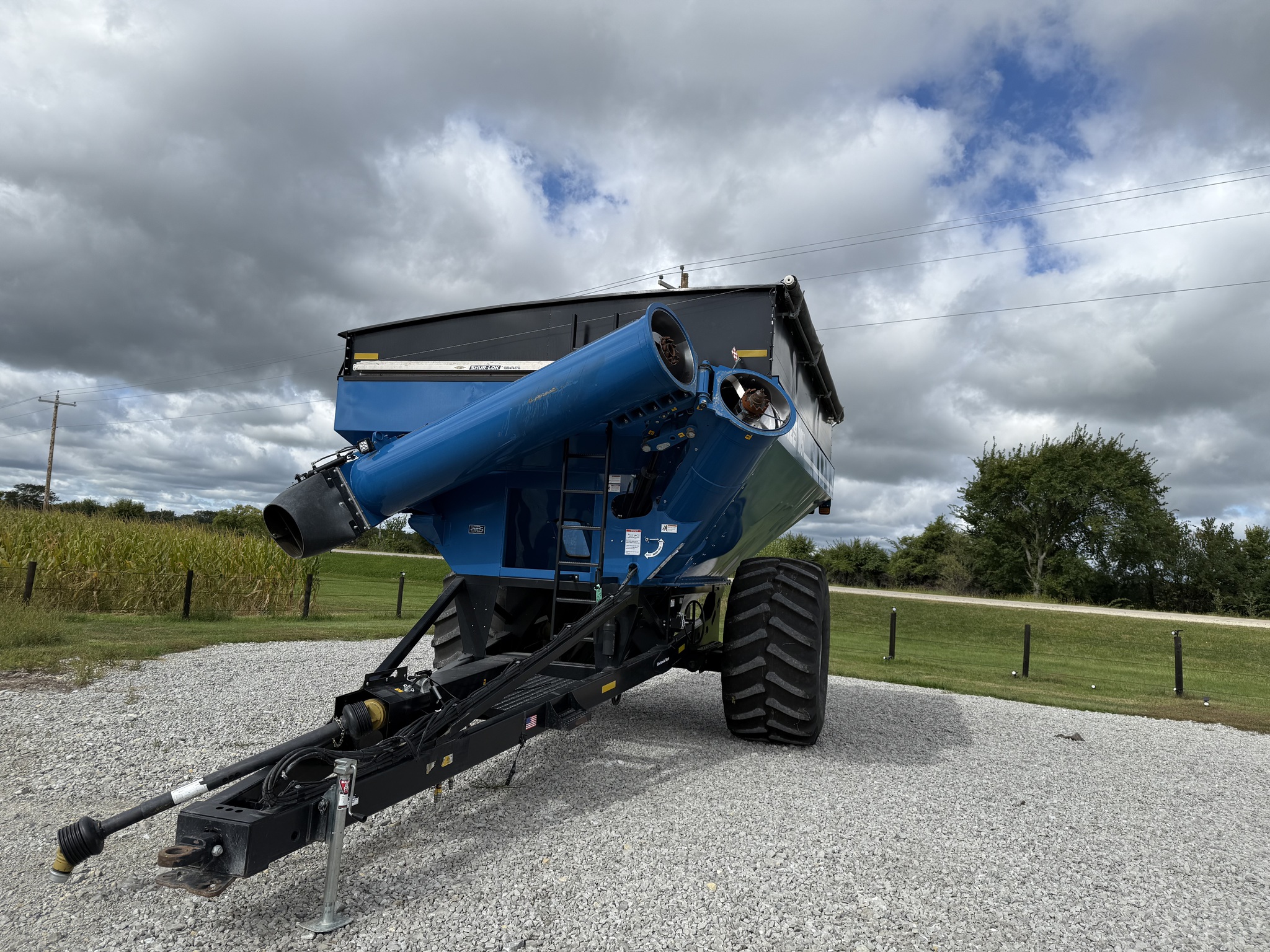 2022 Kinze 1051 Image 3