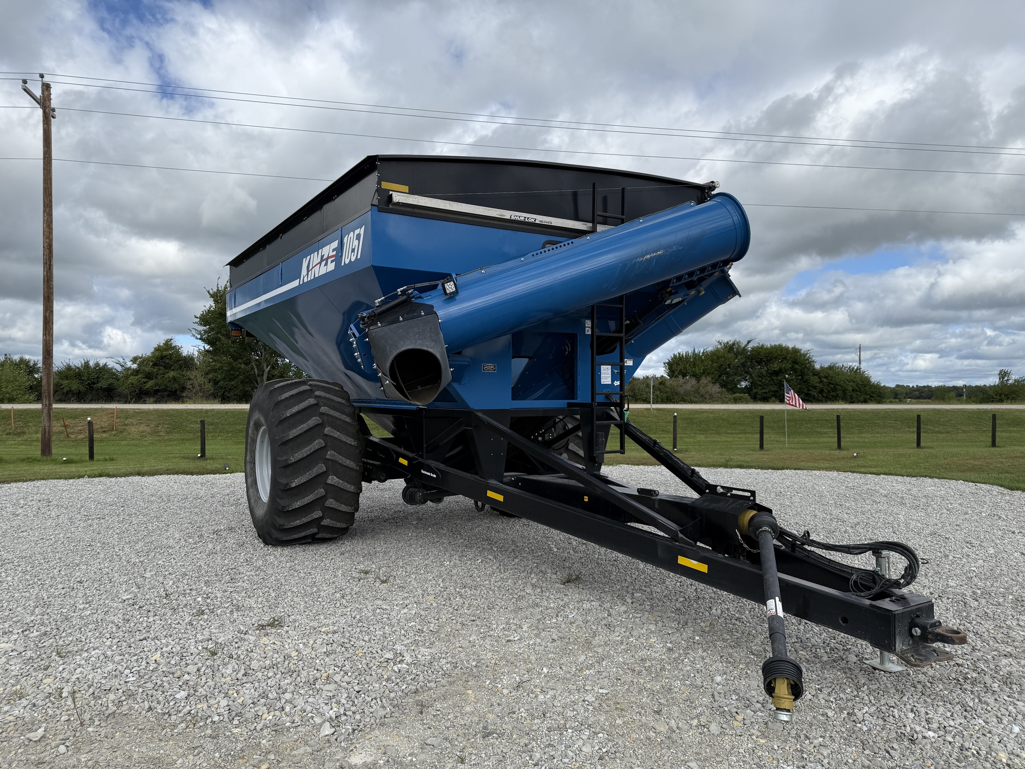 2022 Kinze 1051 Image 5