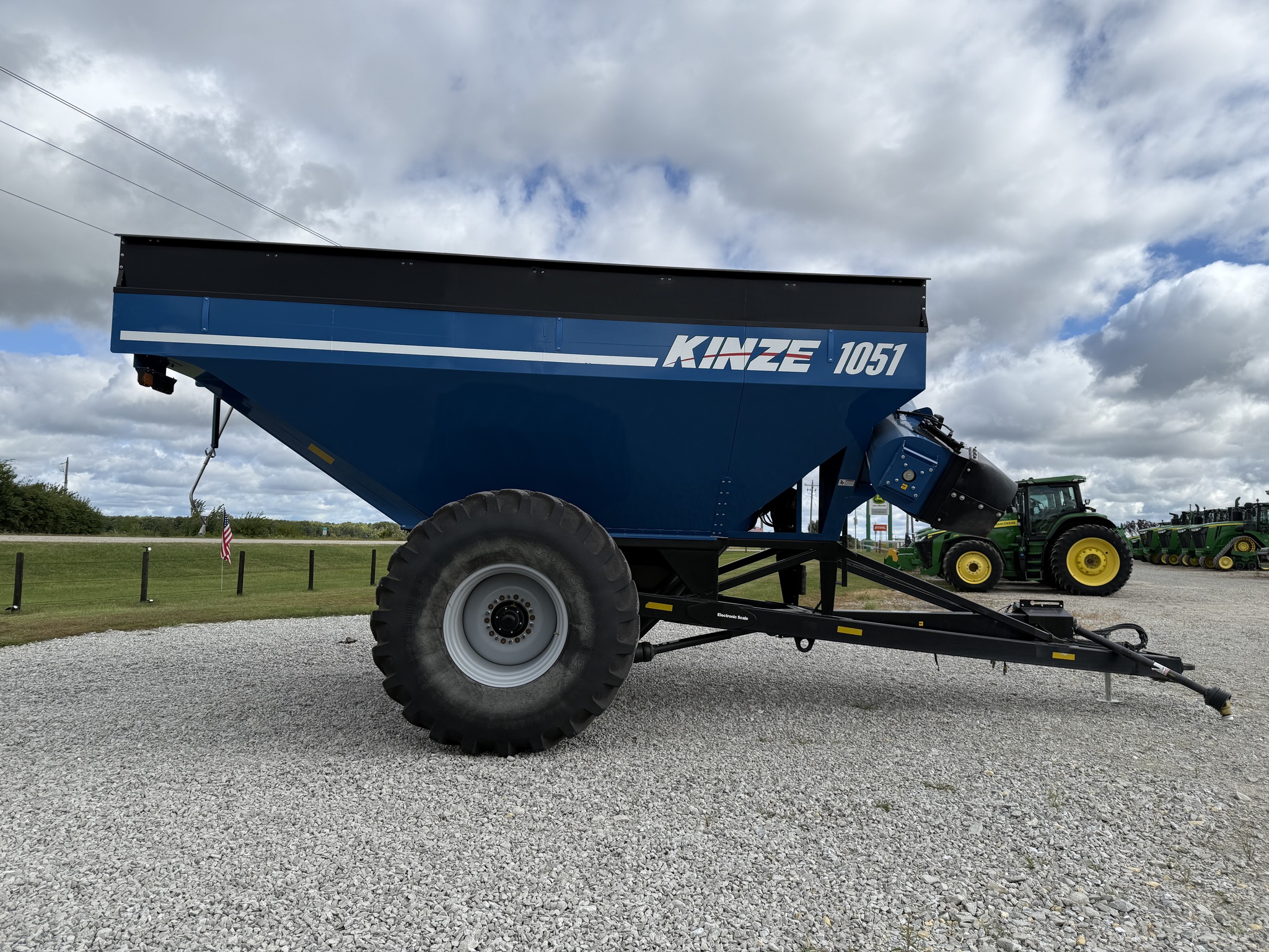 2022 Kinze 1051 Image 8