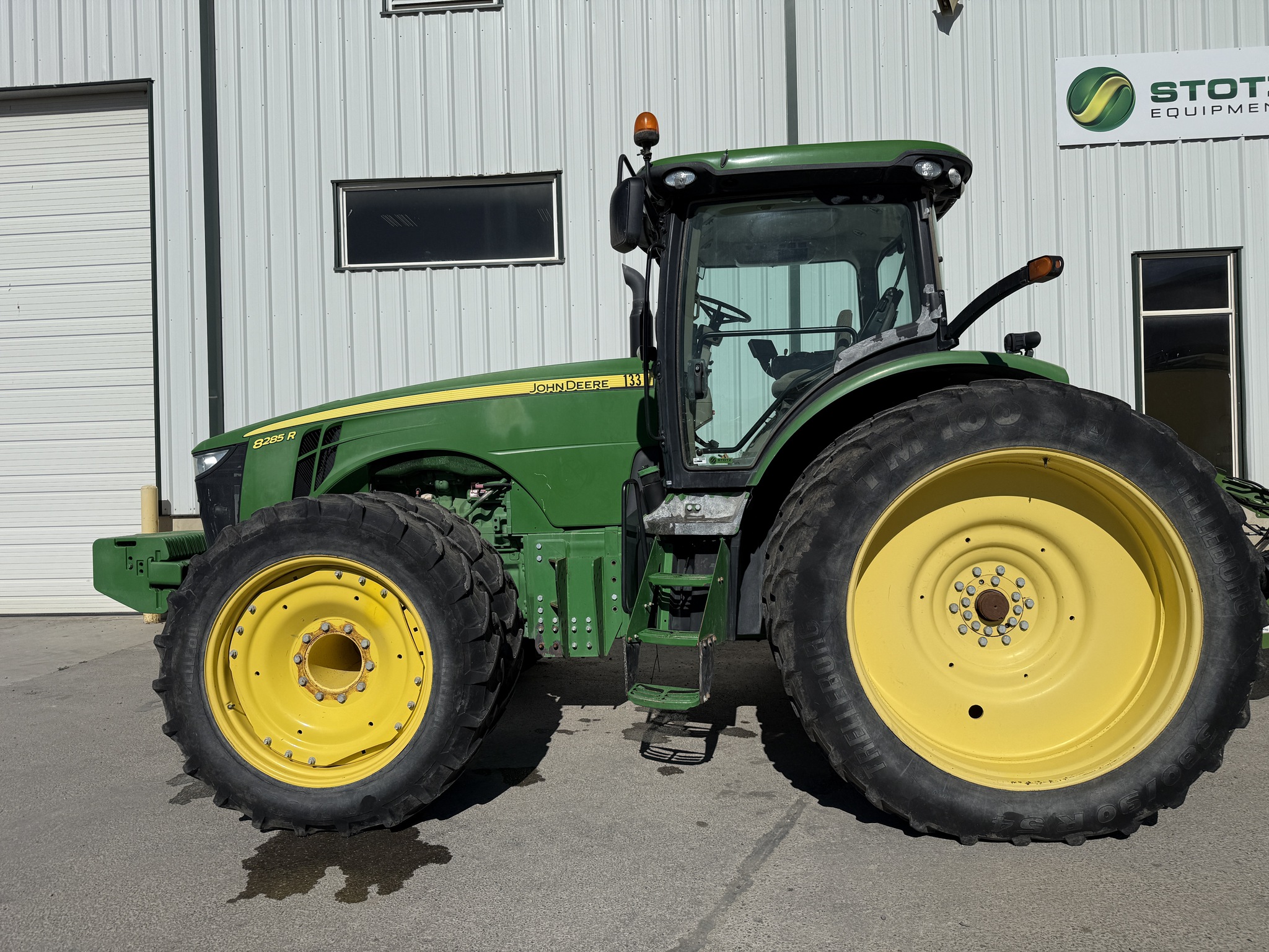 2014 John Deere 8285R Image 2
