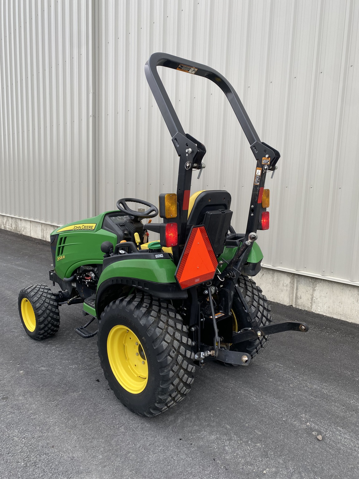 2021 John Deere 2025R Image 4