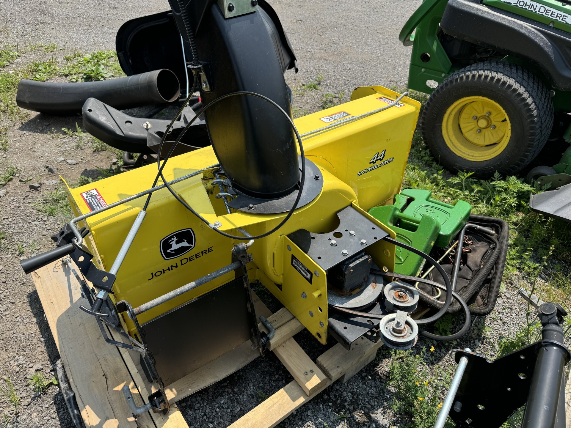 2013 John Deere X324 Image 5