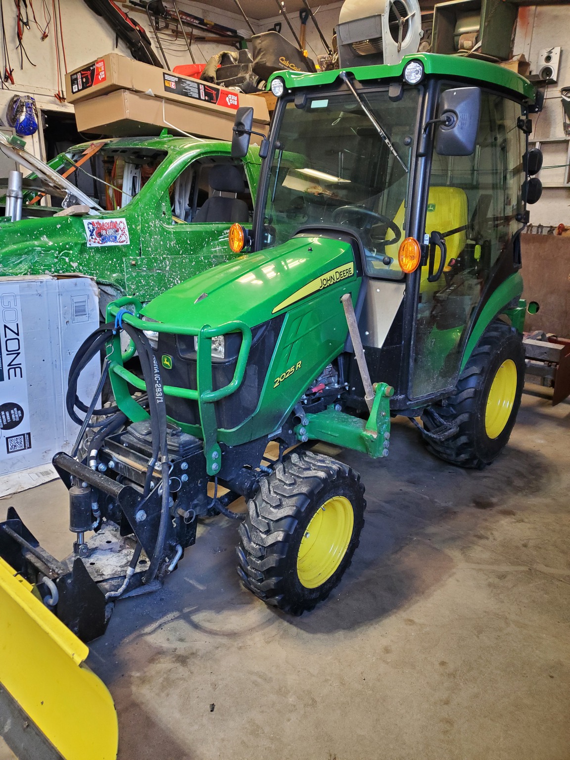 2022 John Deere 2025R Image 6
