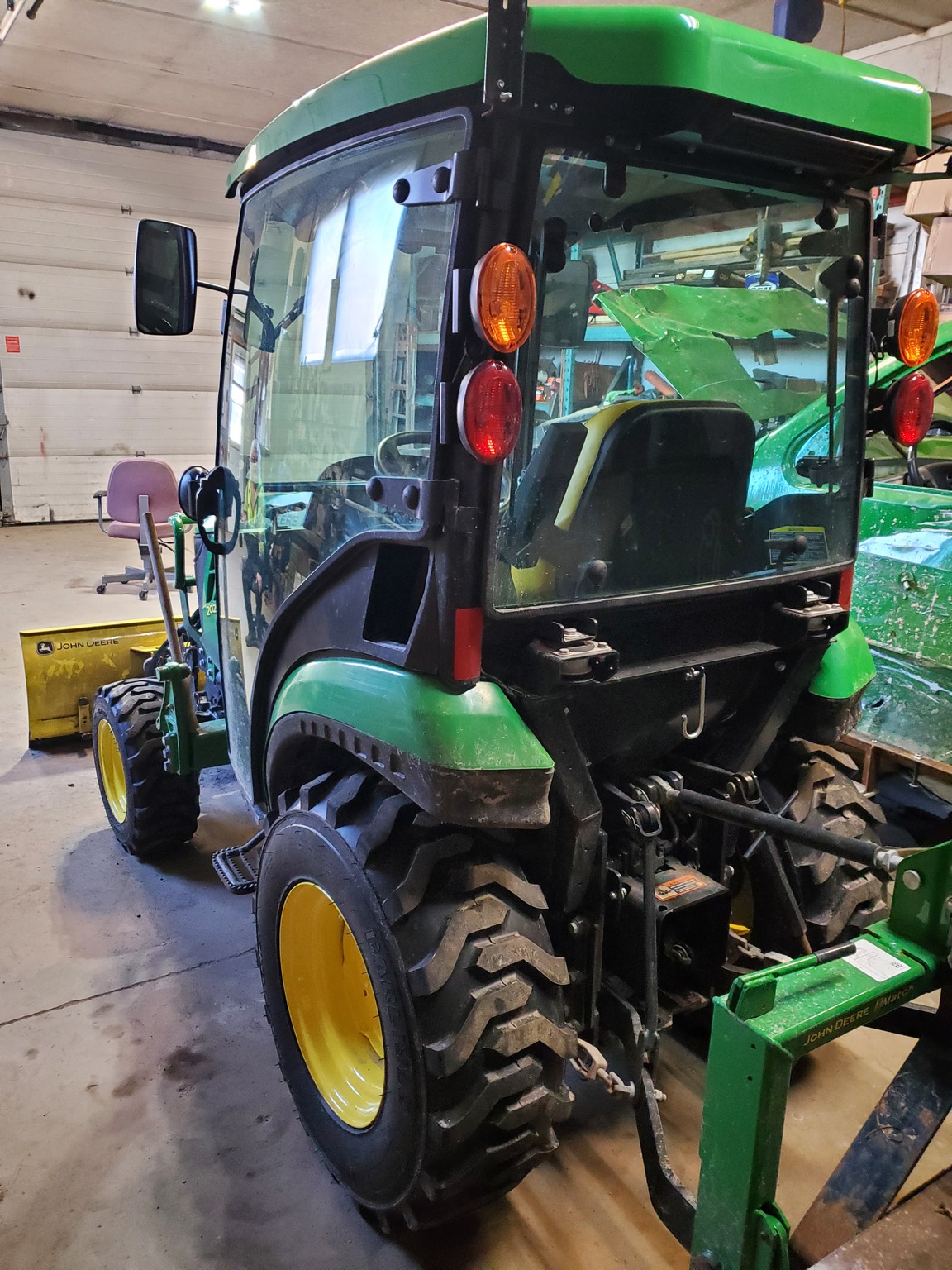 2022 John Deere 2025R Image 5