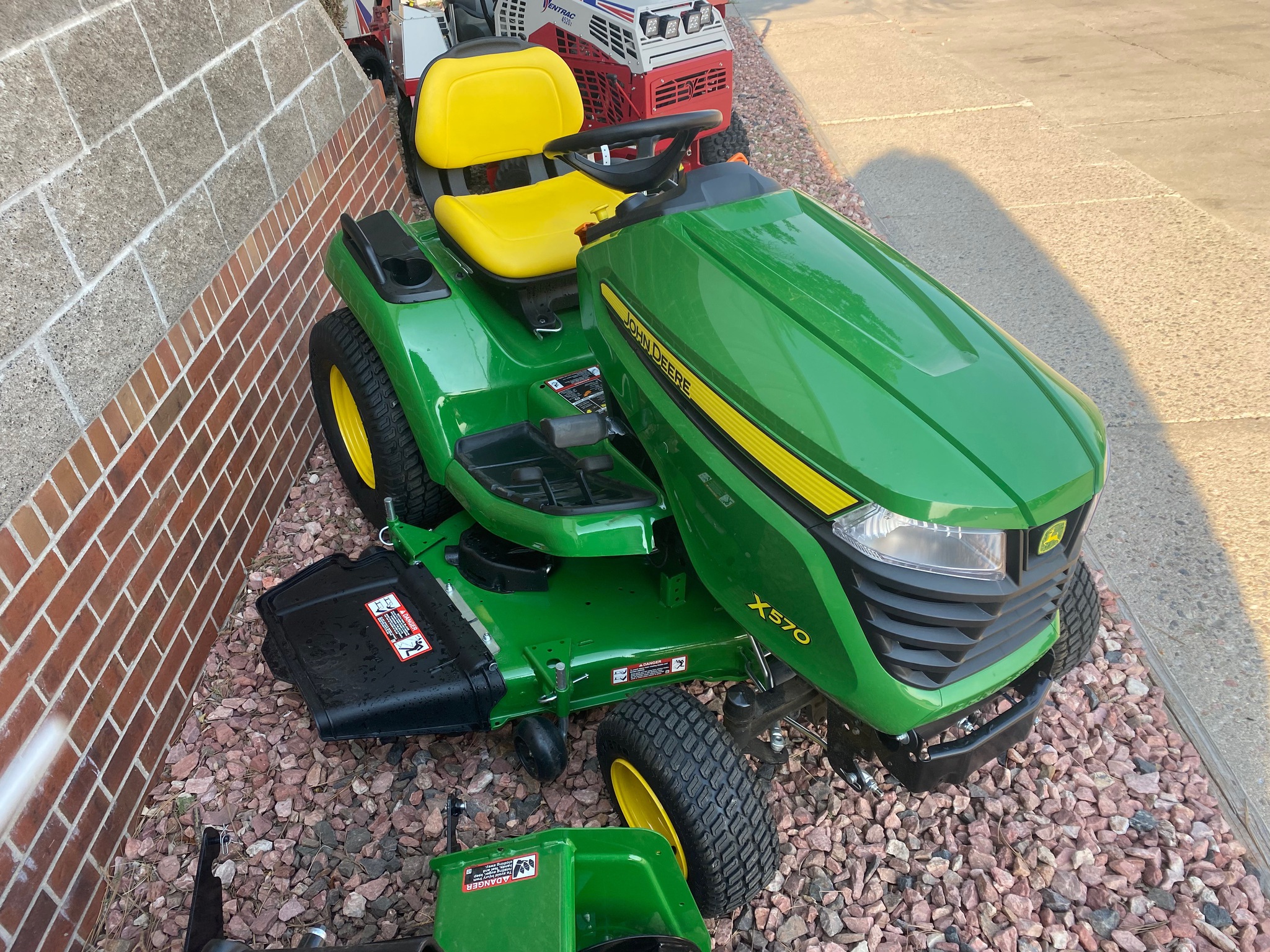 2024 John Deere X570 Image 4