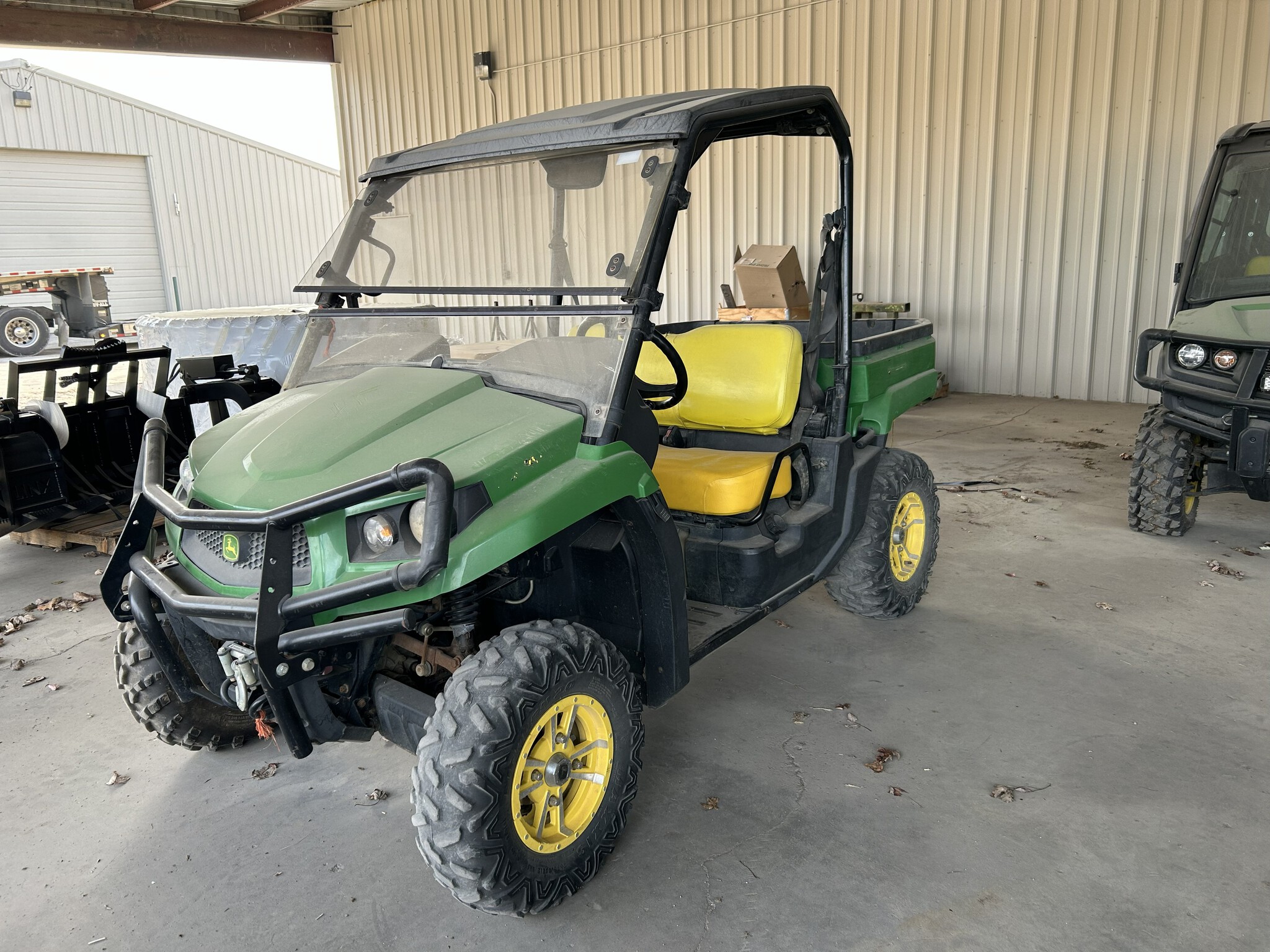2013 John Deere XUV 550 GREEN Image 1