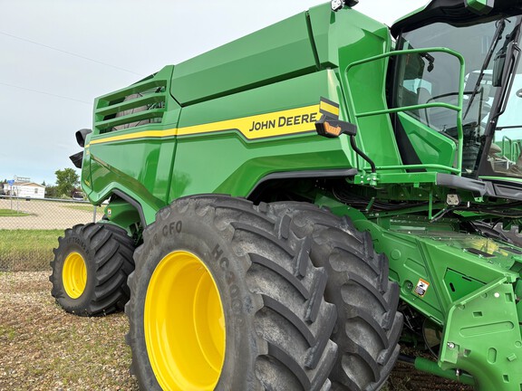 Used 2024 John Deere X9 1000 Combines at Horizon Ag & Turf in Falher, AB - Photo3