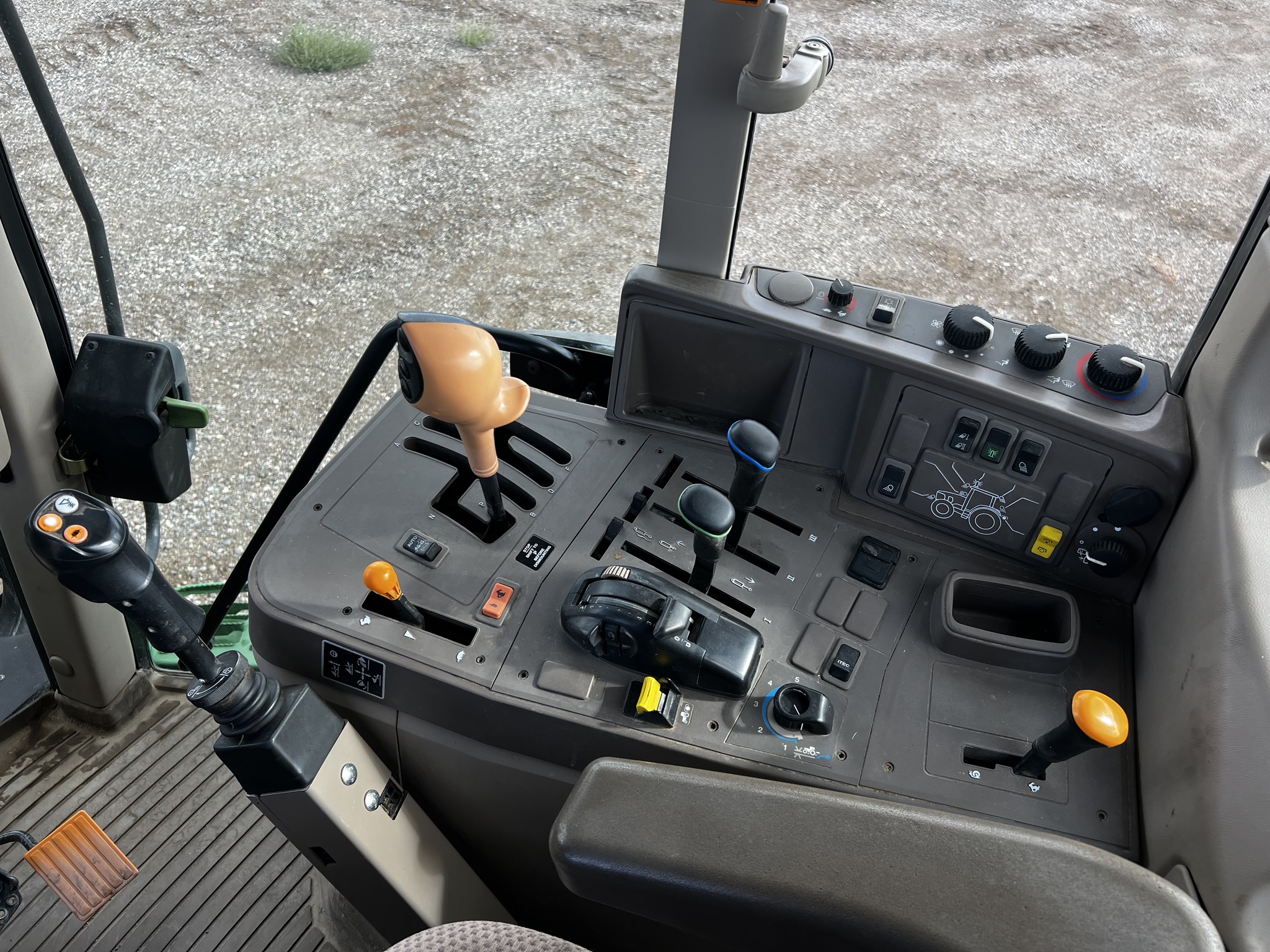 2014 John Deere 6105M Image 9