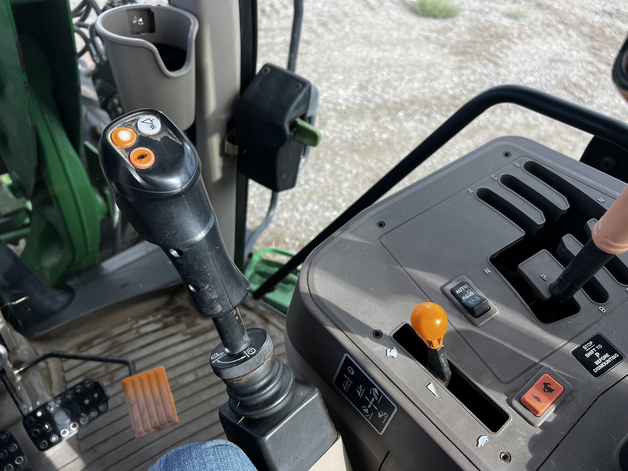 2014 John Deere 6105M Image 10