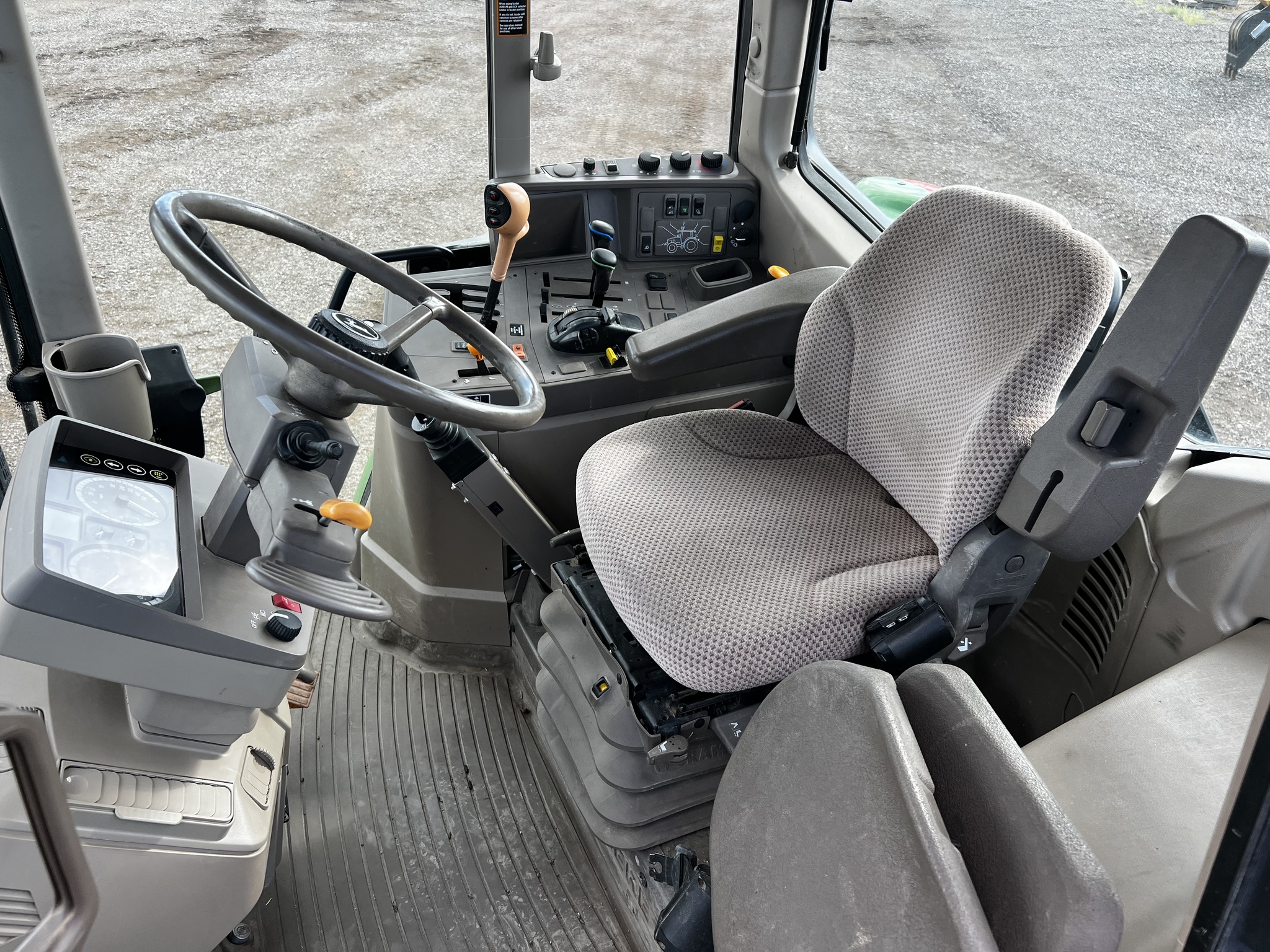 2014 John Deere 6105M Image 8