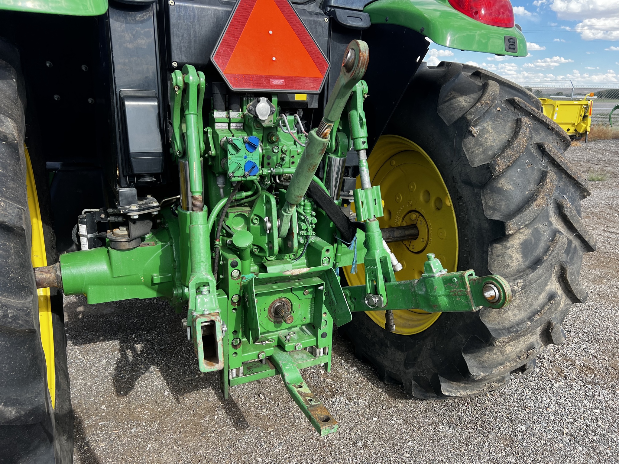 2014 John Deere 6105M Image 14