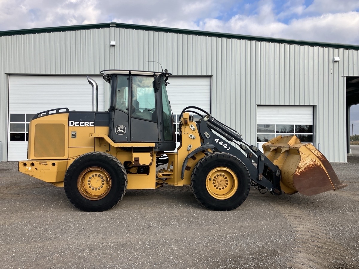 2004 John Deere 444J Image 1