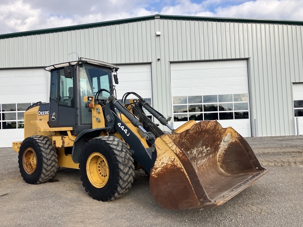 2004 John Deere 444J Image 3
