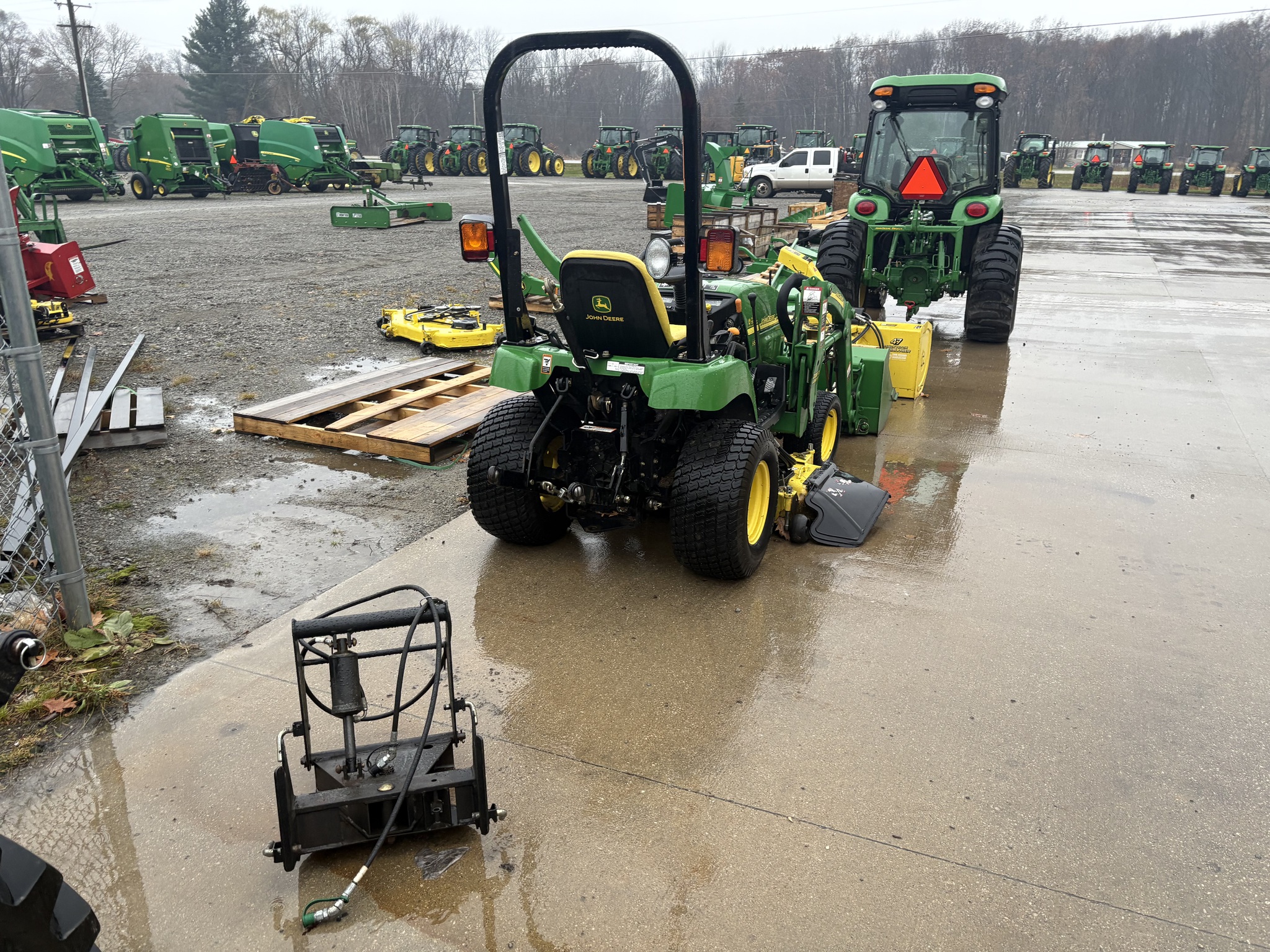 2006 John Deere 2305 Image 3