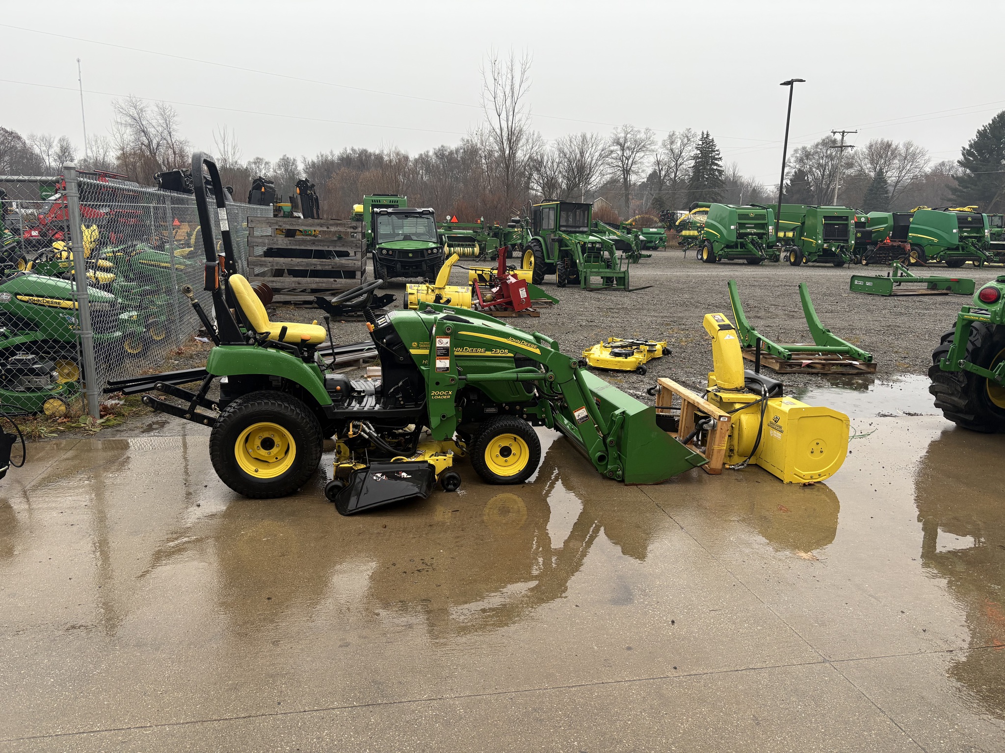 2006 John Deere 2305 Image 2