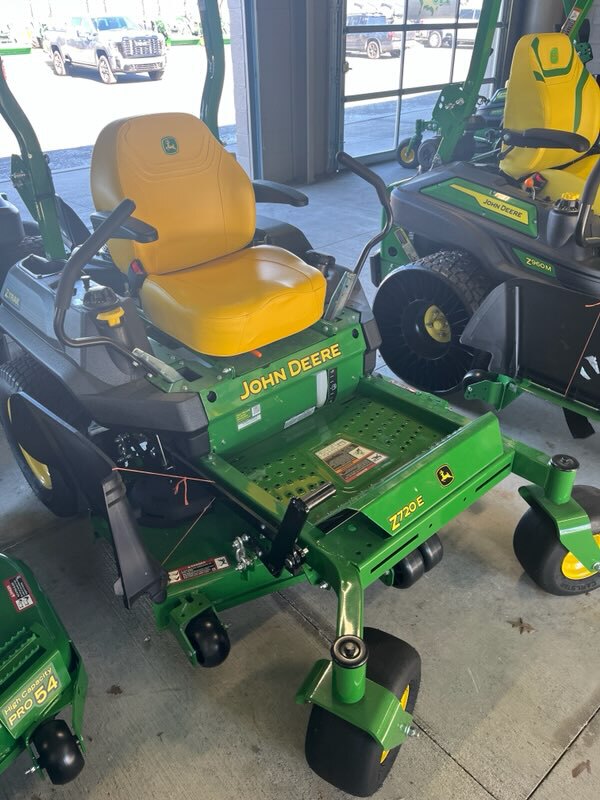 2024 John Deere Z720E Image 6