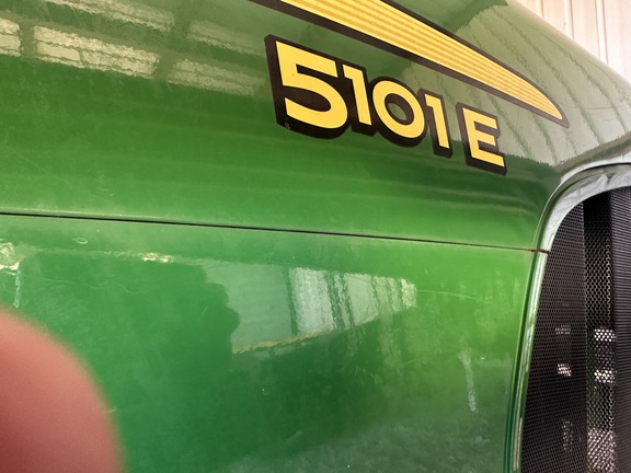 2011 John Deere 5101E Photo 2